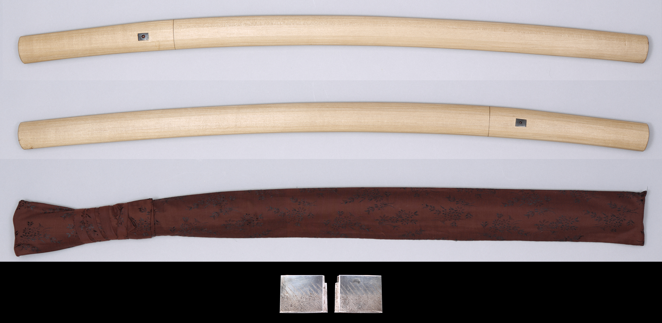 刃長 69.0cm( 尺 寸 分 厘)、反り 1.6cm( 分 厘）、元幅 3.38cm、元重ね 0.84cm、先幅 2.77cm、先重ね 0.63cm、目釘孔 個、刀身重量 987g 、白鞘全長 98.7cm

